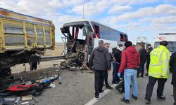 Yolcu otobüsü kamyona arkadan çarptı: 3 ölü, 33 yaralı