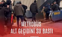 Metrobüs alt geçidi su bastı! Vatandaşlar suların içinde yürümek zorunda kaldı