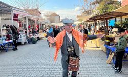 30 yıldır radyosunu boynunda taşıyor... Ege türküleri çalıp oynuyor