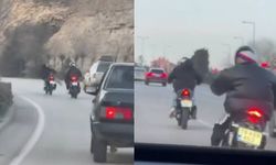 Yürekler ağıza geldi! Trafikte motosikletlilerin yaptıkları pes dedirtti