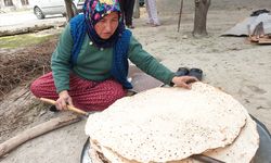 Çukurova'da kadınların ramazan öncesi yufka ekmeği mesaisi başladı