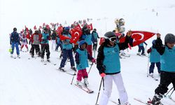 Erciyes'te kayakçılar şehitler anısına dev Türk bayrağı ile kayak yaptı