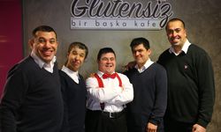 "Glütensiz Bir Başka Kafe"nin "özel" garsonu çalışkanlığıyla takdir topluyor