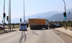 Hatay'da otomobille kamyonun çarpıştığı kazada 5 kişi yaralandı