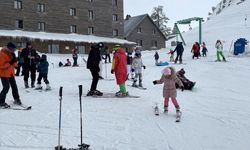 Kartalkaya'ya gelenler tatillerinin keyfini kayak ve snowboard yaparak çıkarıyor