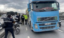 Küçükçekmece'de kamyona çarpan motosikletin sürücüsü hayatını kaybetti