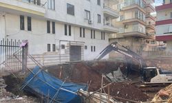 Mersin'de 4 katlı apartmanın önündeki giriş bölümü çöktü