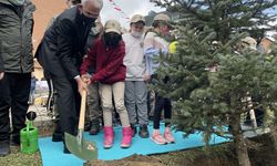 Orman Genel Müdürü Bekir Karacabey öğrencilerle fidan dikti