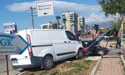 Antalya'da banka para nakil aracıyla otomobil çarpıştı, 4 kişi yaralandı