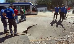 Antalya'da içme suyu ana isale hattında patlama nedeniyle yol çöktü