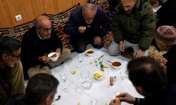 Granada'daki Müslümanlar iftarı El Hamra Sarayı karşısındaki Ulu Cami'de yapıyor