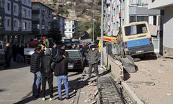 Kontrolden çıkan dolmuş ATM'lere ve park halindeki araca çarptı