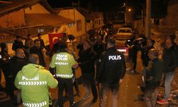 Sivas'ta kavga ihbarına giden polislere gençlerden sürpriz kutlama