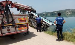 Adana'da özel halk otobüsü yolun çökmesi sonucu göle devrildi