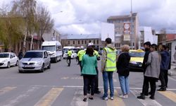 Ardahan'da üniversite öğrencilerinden "trafikte farkındalık" eylemi