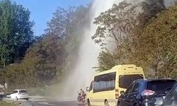 Başakşehir'de patlayan boru nedeniyle yol sular altında kaldı