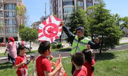 Edirne'de öğrenciler, polis ve jandarma ile uçurtma uçurdu