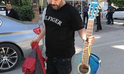 Yangın çıkınca gitarıyla balkona sığındı