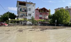 Burdur'da su baskınında ölen engelli kadının evinde temizlik çalışması yapılıyor