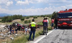 Denizli'de devrilen tırda sıkışan sürücü kurtarıldı