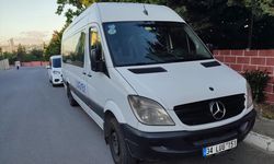 Kaldırımda servis minibüsü kullanan sürücü yakalandı