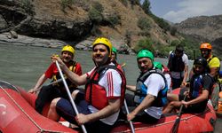 İçişleri Bakan Yardımcısı Ersoy, Çukurca'da rafting yaptı