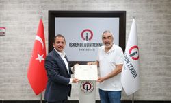 İSTE'den mezun olan teknik direktör Samet Aybaba, diplomasını aldı