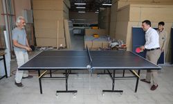 Meslek liseliler, okullar için tenis masası mesaisinde