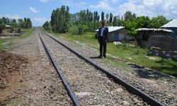 Muş'ta koyunlarını kurtarmaya çalıştığı sırada trenin çarptığı besici öldü