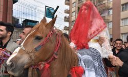 Şehir merkezinde gelini atla dolaştırma geleneğini yaşattılar