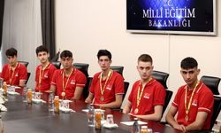 Bakan Özer, voleybolda dünya şampiyonu olan TVF Spor Lisesi Takımı'nı kutladı: