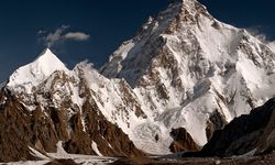 Pakistan'daki Broad Peak zirvesine tırmanan İngiliz dağcı düşerek öldü