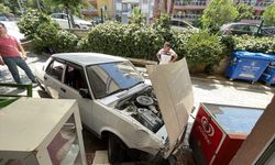 Denizli'de lastiği çıkan otomobil, bakkalın duvarına çarparak durdu