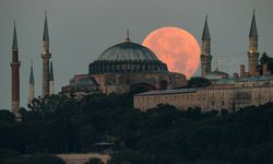 İstanbul'da dolunay kentin simge noktalarıyla fotoğraf karelerine yansıdı