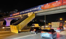 İstanbul'da hafriyat kamyonunun açılan dorsesi üst geçide takılı kaldı