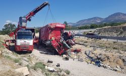 GÜNCELLEME - Mersin'de ev eşyası taşıyan kamyon devrildi, 4 kişi öldü