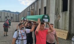 Srebrenitsa kurbanlarının tabutları defnedilecekleri Potoçari Anıt Mezarlığı'na taşındı