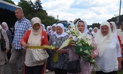 Srebrenitsa soykırımı kurbanlarının yakınları sevdiklerinin katledildikleri yerlerde dua etti