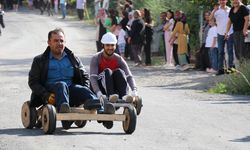 Adana'da el yapımı tahta araçlar yarıştı