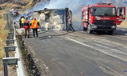 Ağrı'da kamyon ile çarpışan tırın sürücüsü yaralandı