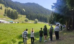 Artvin'de yamaç paraşütü pilotu rüzgar yön değiştirince piknik yapanların üzerine indi