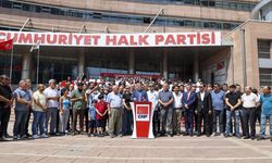 CHP'li Ağbaba, akaryakıt istasyonları mühürlenen iş yeri sahipleriyle basın açıklaması yaptı: