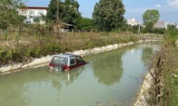 Düzce'de sürücüsünün el frenini çekmeyi unuttuğu cip kanala devrildi