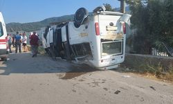 İzmir'de minibüsle otomobilin çarpışması sonucu 5 kişi yaralandı