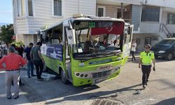 Kocaeli'de yol kenarındaki binaya çarpan midibüsteki 12 kişi yaralandı