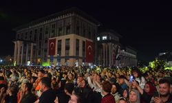 Kütahya’da 30 Ağustos Zafer Konserleri kapsamında sanatçı Zara sahneye çıktı