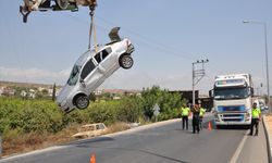 Mersin'de devrilip elektrik direğine çarpan otomobildeki 6 kişi yaralandı