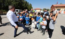 Aksaray Valisi Hamza Aydoğdu, köy okulunun duvarını boyadı