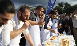 Bursa Gastronomi Festivali'nde "En uzun börek yeme yarışması" düzenlendi