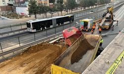 GÜNCELLEME - Kadıköy'de seyir halindeki kamyonun çevre yoluna düşmesi sonucu sürücü yaralandı